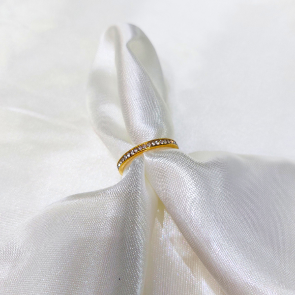 Anel Cravejado: Elegância em Cada Detalhe! 💍✨