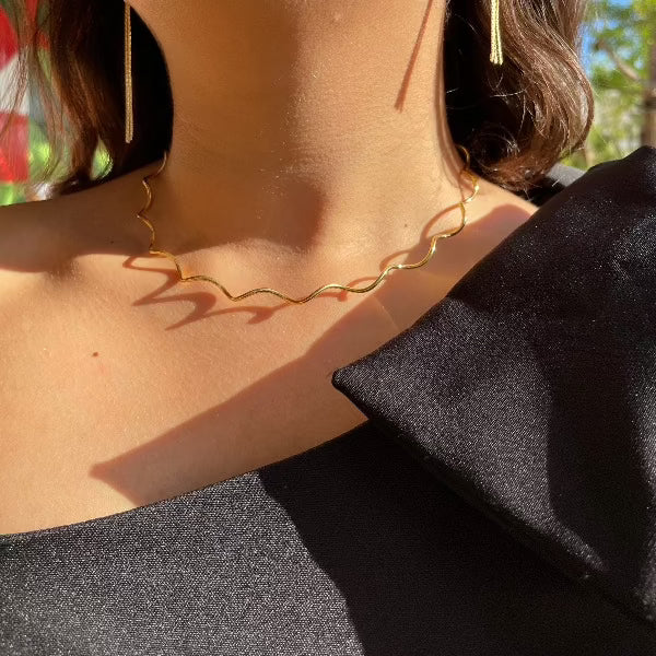 Choker Aro Ondulado: Elegância em Movimento em Torno do Pescoço!